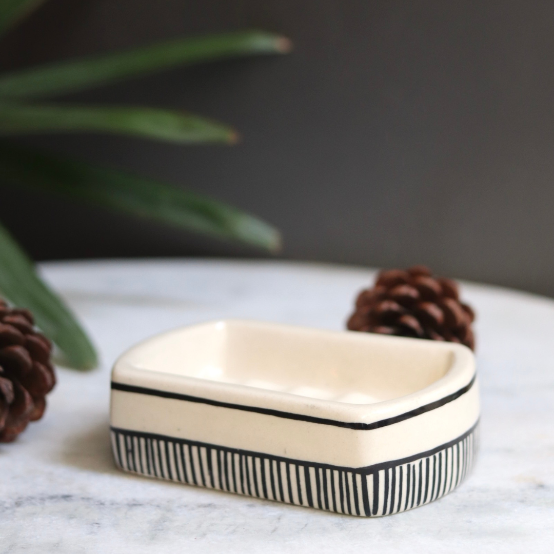 black lined soap dish