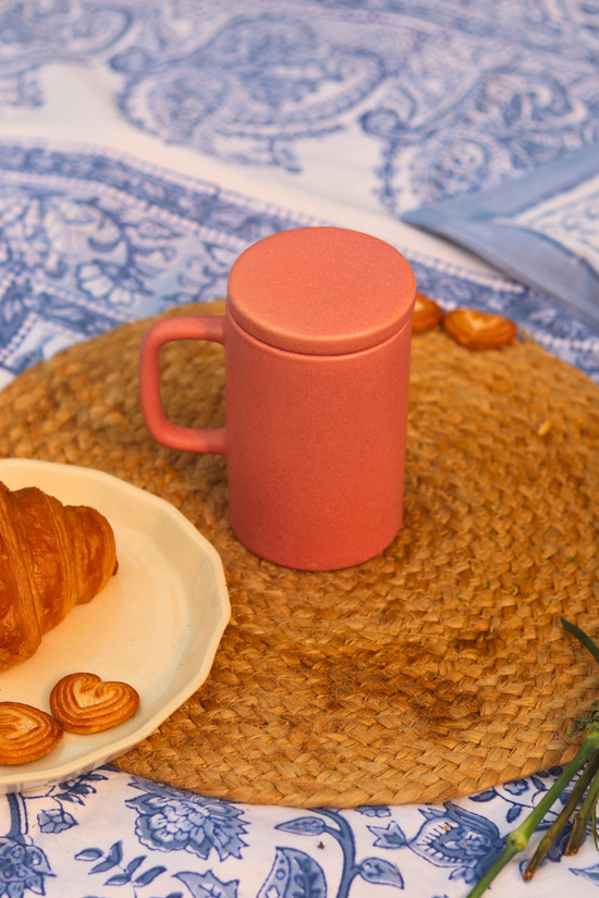 Ceramic coffee mug with lid