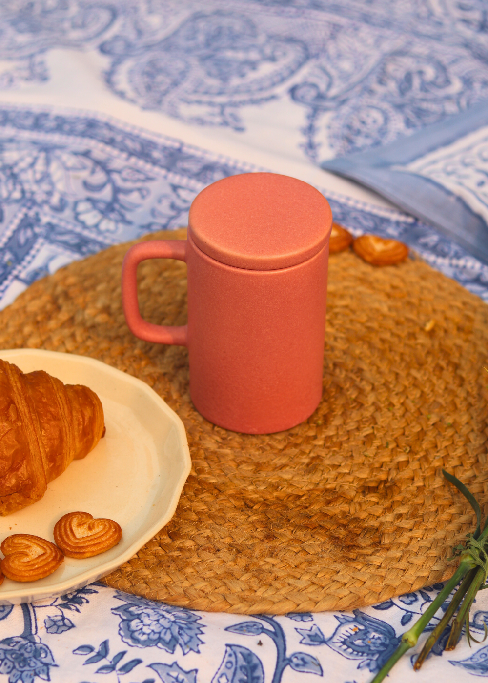 Ceramic coffee mug with lid