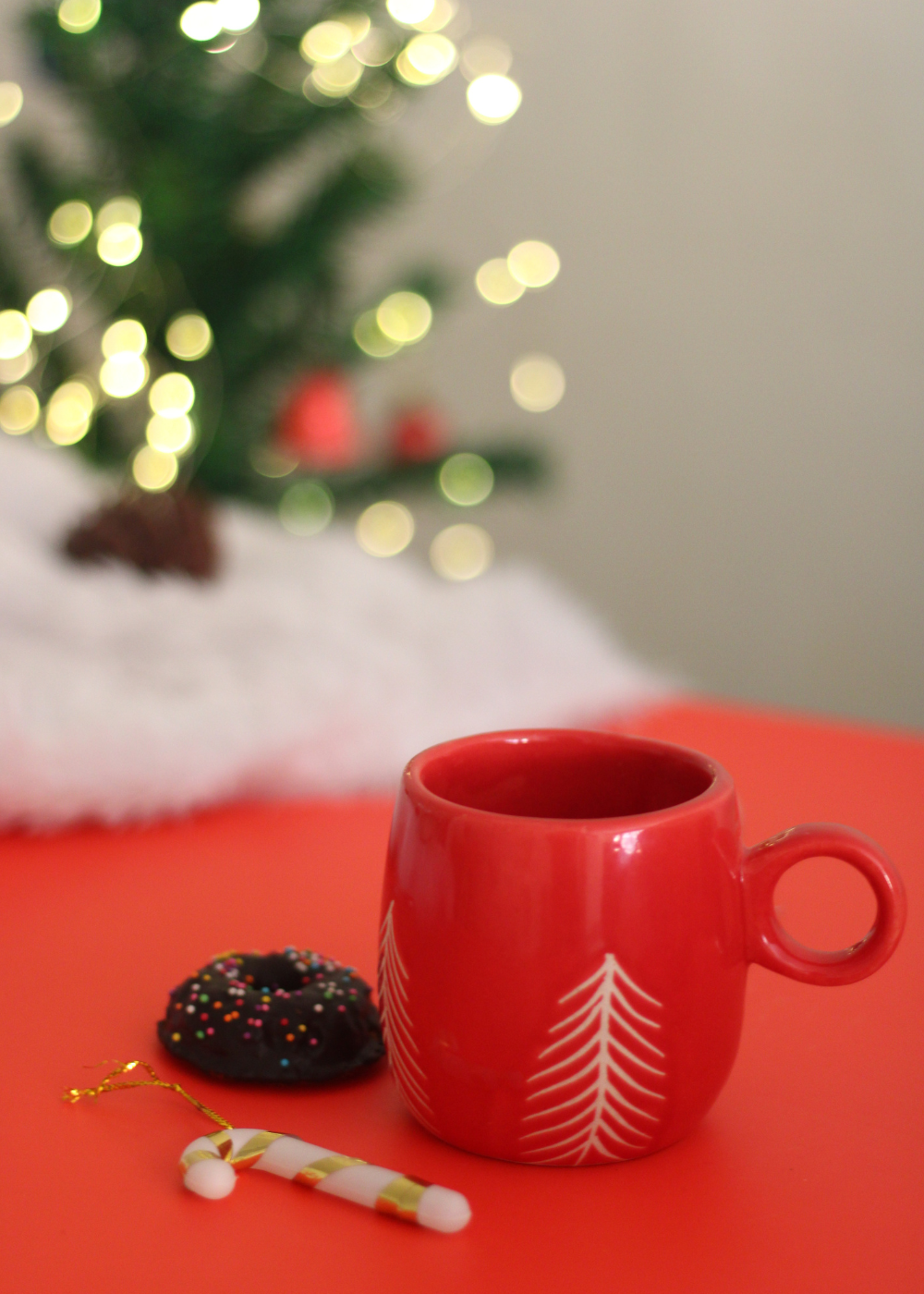 handmade red christmas tree mug with delicious dessert