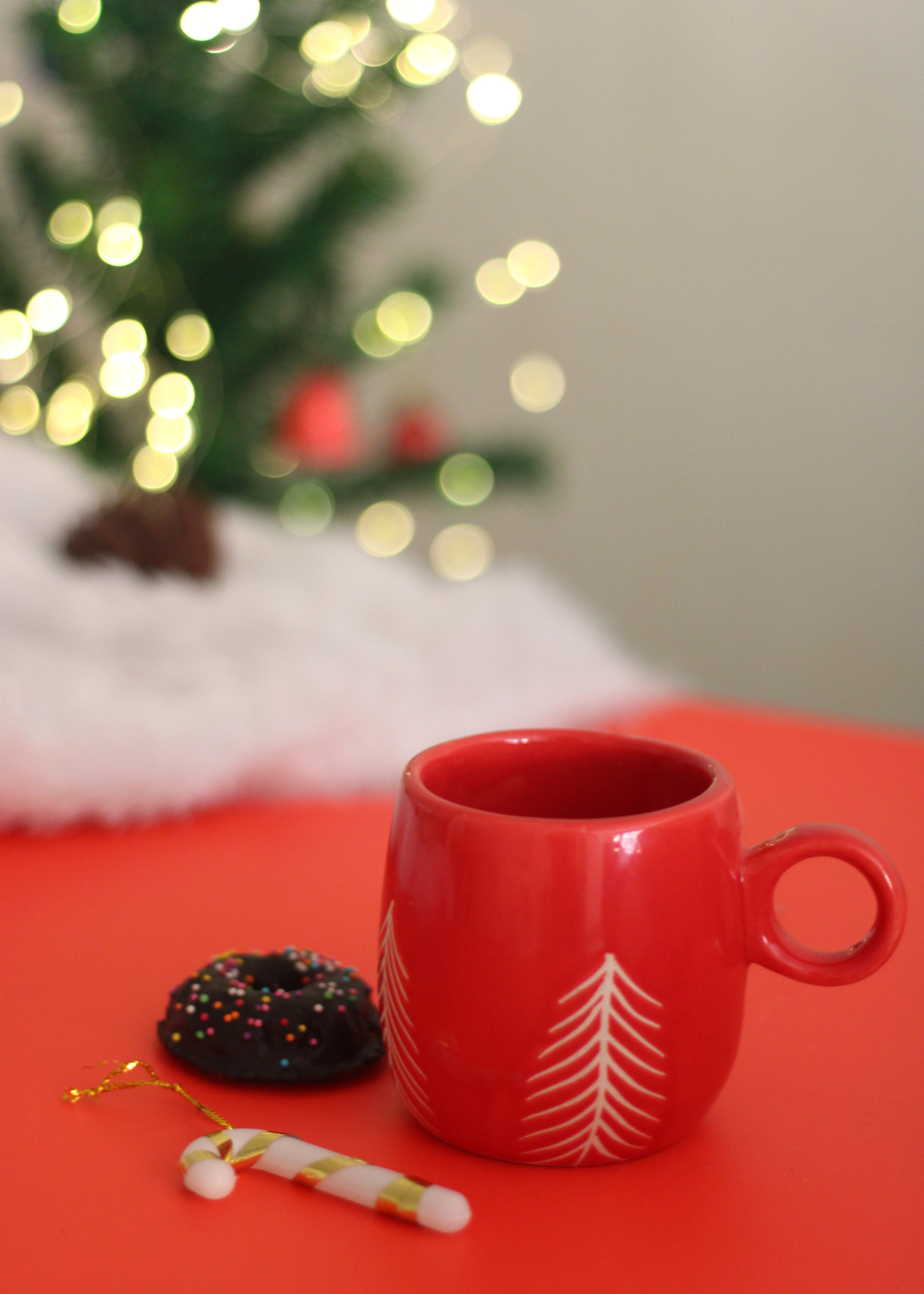 handmade christmas tree mug with red color