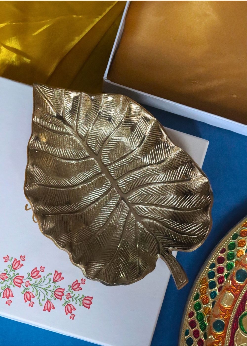 Golden Bliss Palm Leaf Bowl in a Gift Box made by ceramic