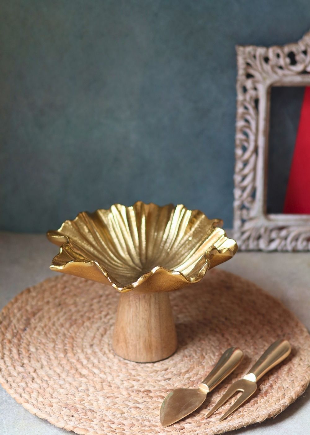 golden cake stand made by metal