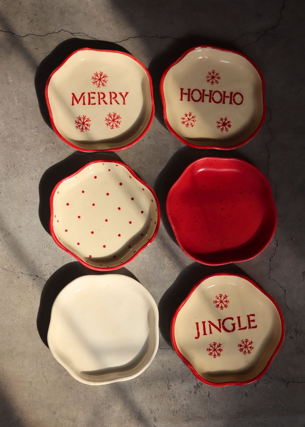 Set of 6 Merry & Bright Dessert Plates (for the price of 5) with premium quality material