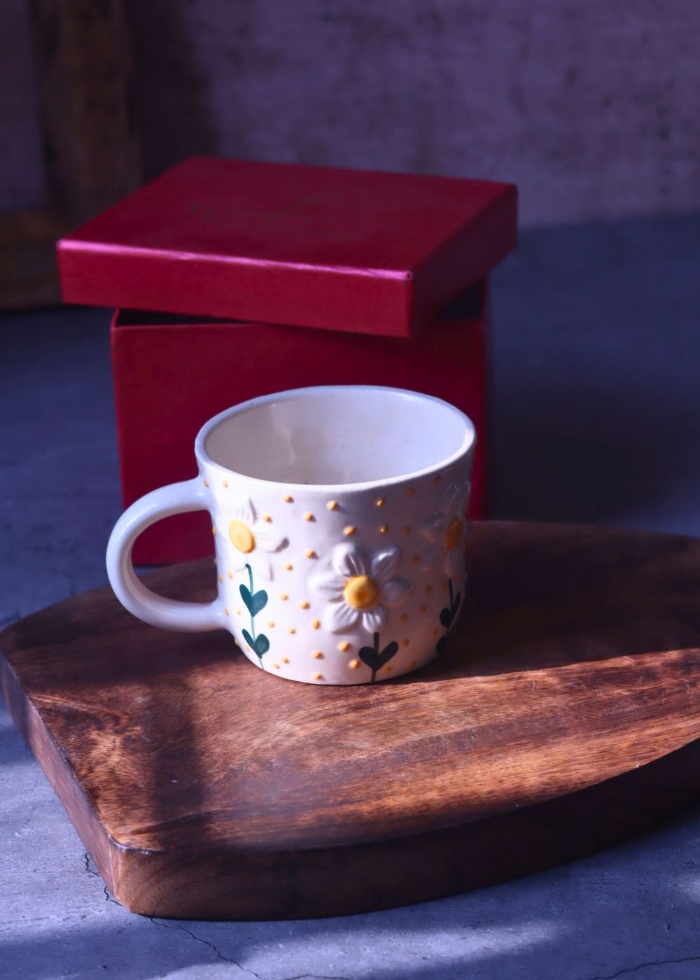 White Daisy Mug in a Gift Box made by ceramic