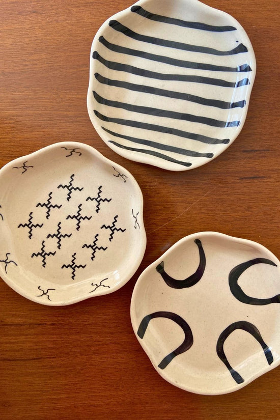 set of three dessert plates made by ceramic