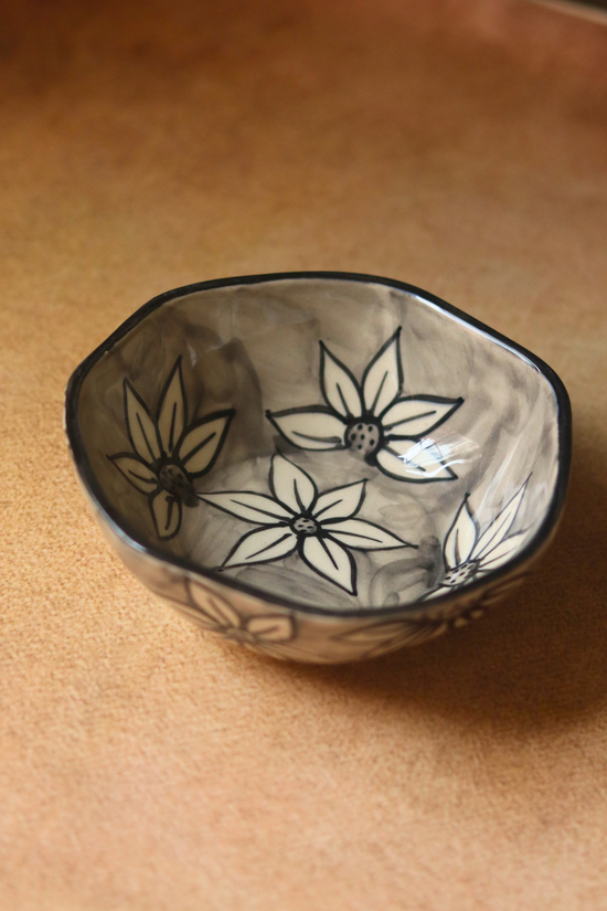 Grey daisy curry bowl 