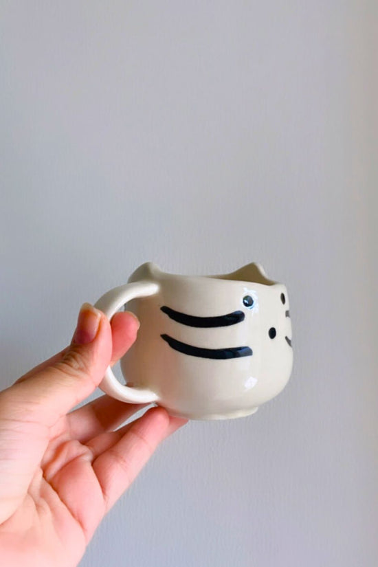 kitty mug made by ceramic 