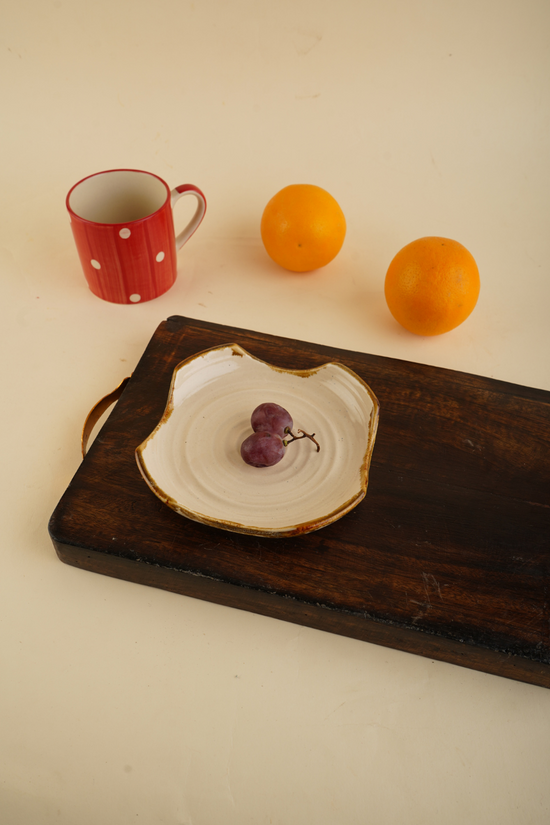 Ivory stoneware dessert plate with fruits