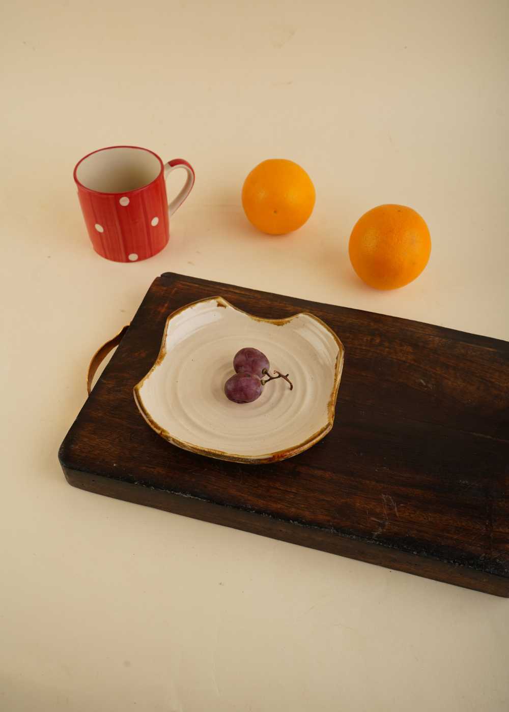 Ivory stoneware dessert plate with fruits