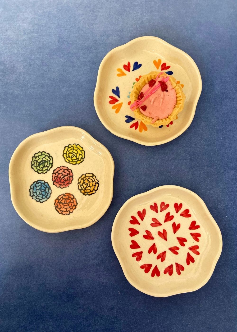 set of three dessert plates made by ceramic 