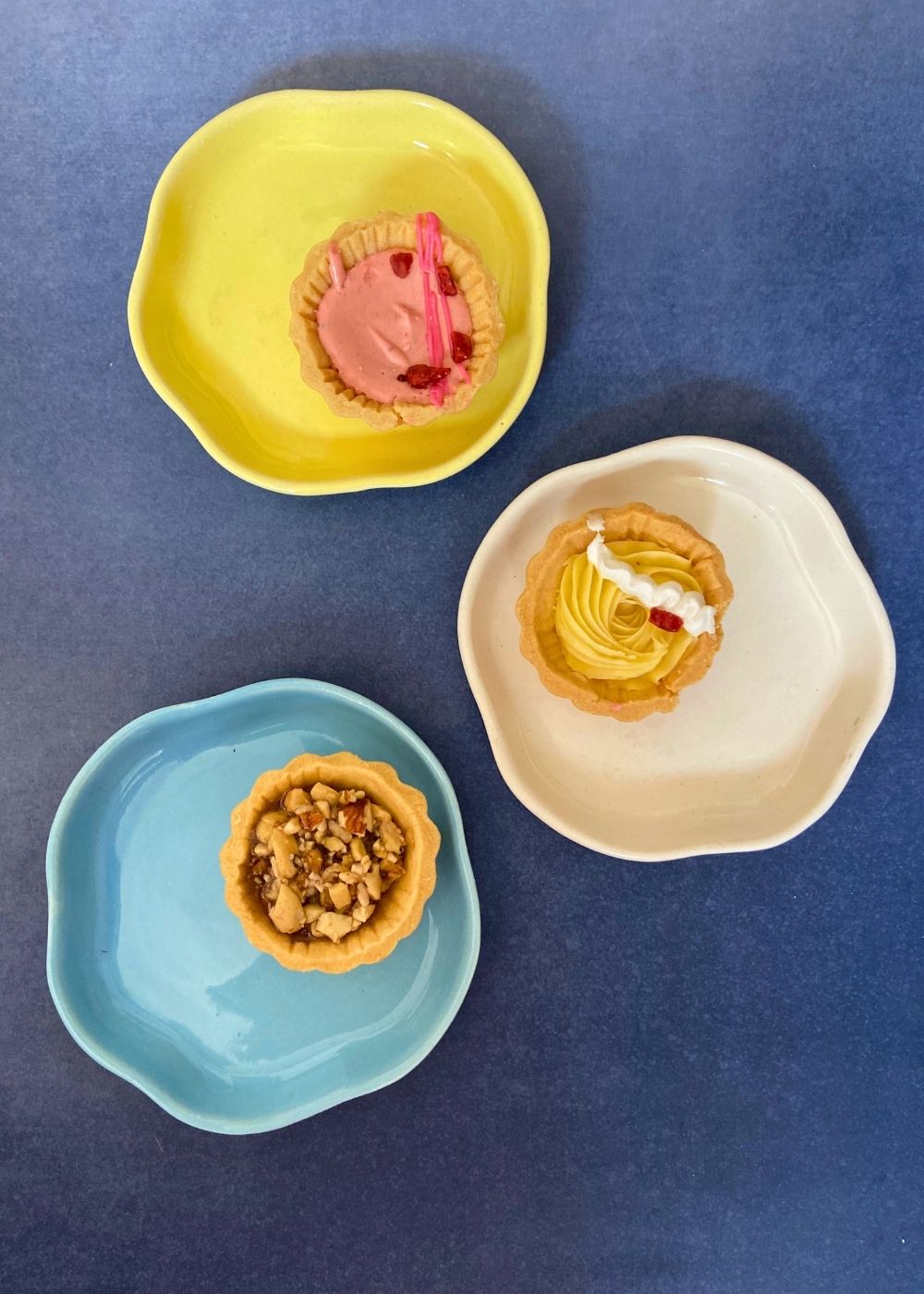 set of three dessert plates made by ceramic 