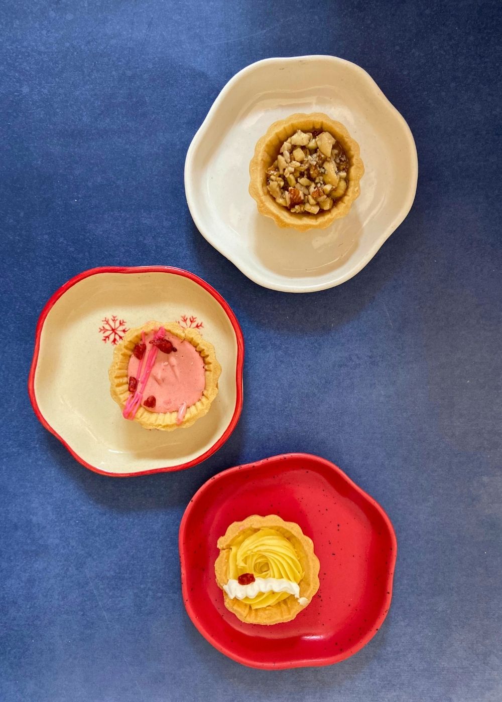 set of three dessert plates made by ceramic 