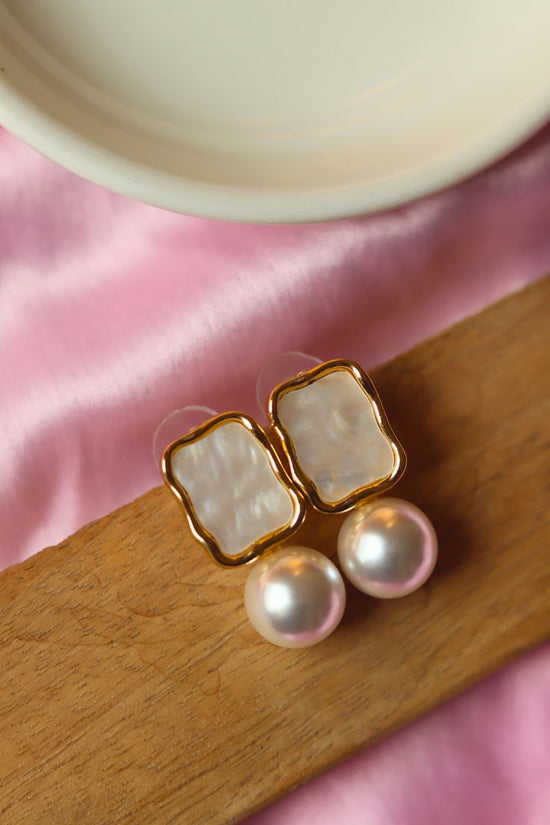 Anti tarnish Pearl essential earring