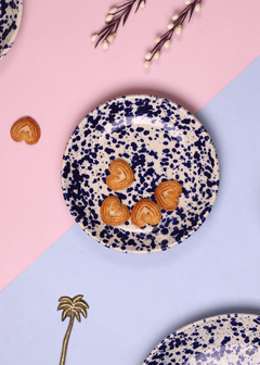 Blue flecked quarter plate with biscuits