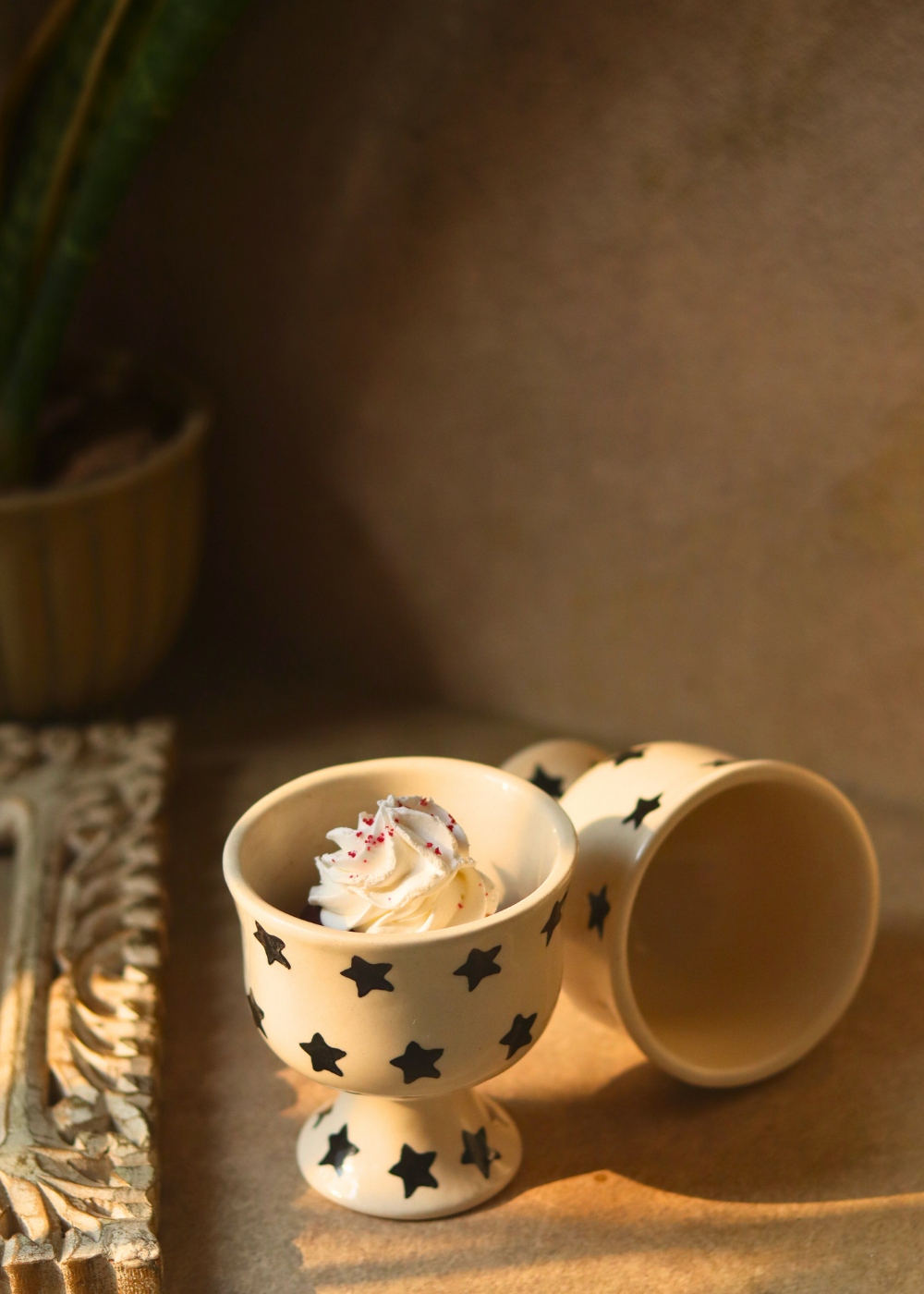 ice cream goblet with black & white color