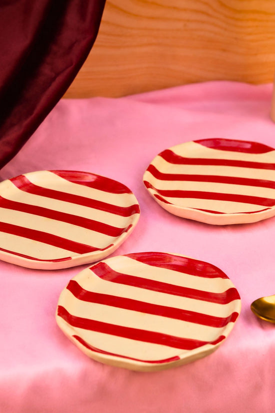 Set of 3 - Red striped dessert plates with premium quality material