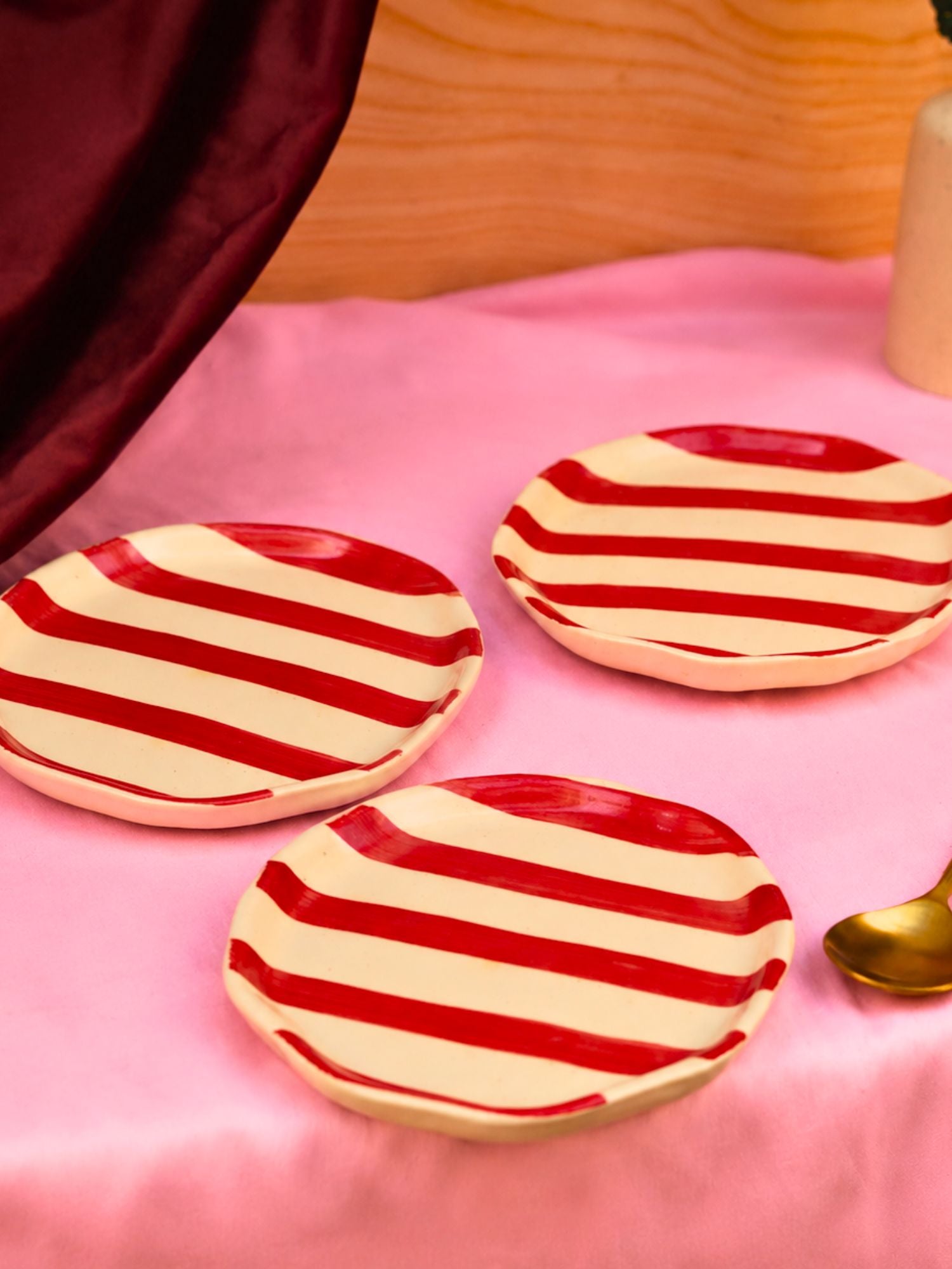 Set of 3 - Red striped dessert plates with premium quality material