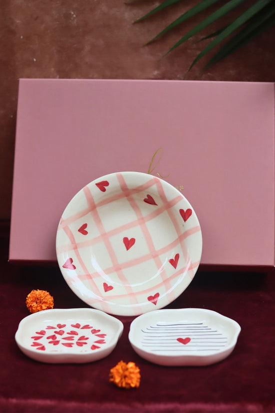 The Heartwarming Luxe Gift Hamper made by ceramic