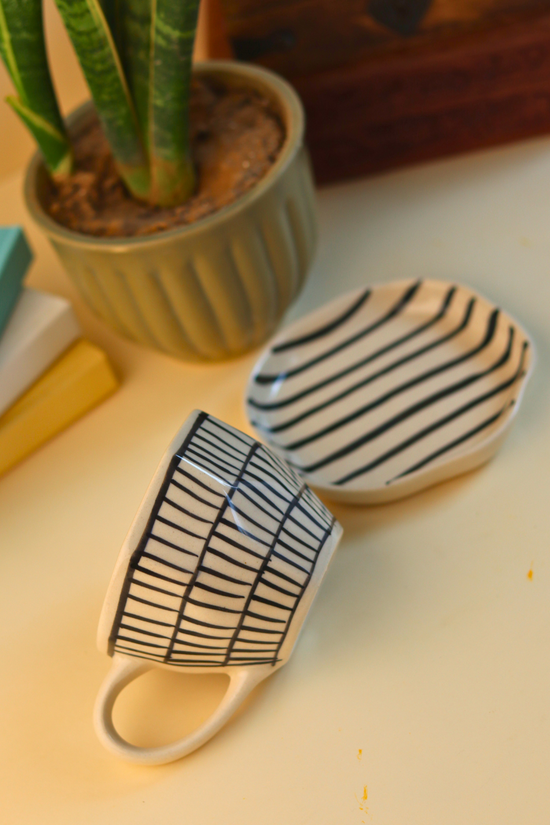 set of two mug & dessert plate with black & white color