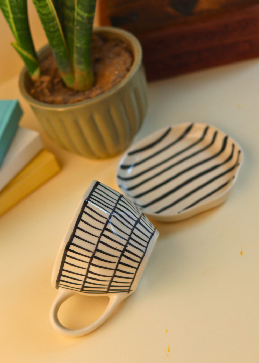set of two mug & dessert plate with black & white color