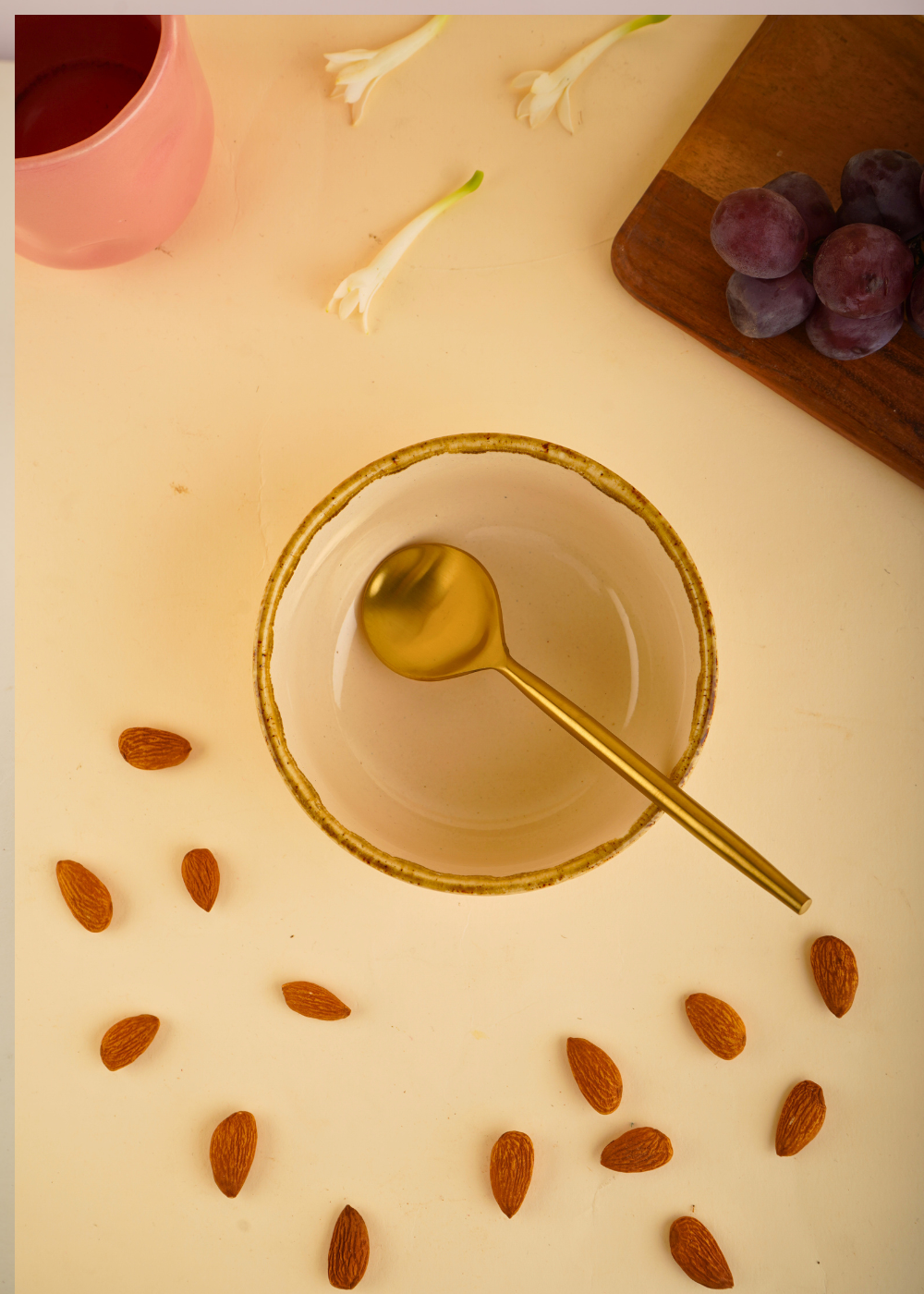 Ivory stoneware bowl with golden cutlery 