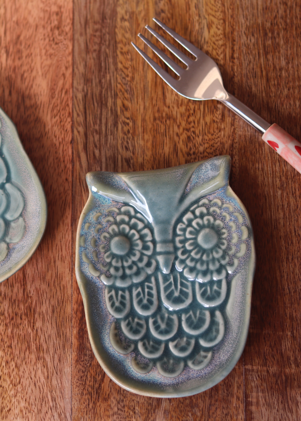 Owl spoon rest green on wooden surface
