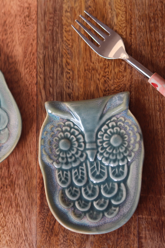 Owl spoon rest green on wooden surface