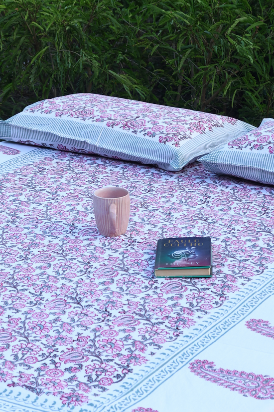 Gulaabi bedsheet with pillows