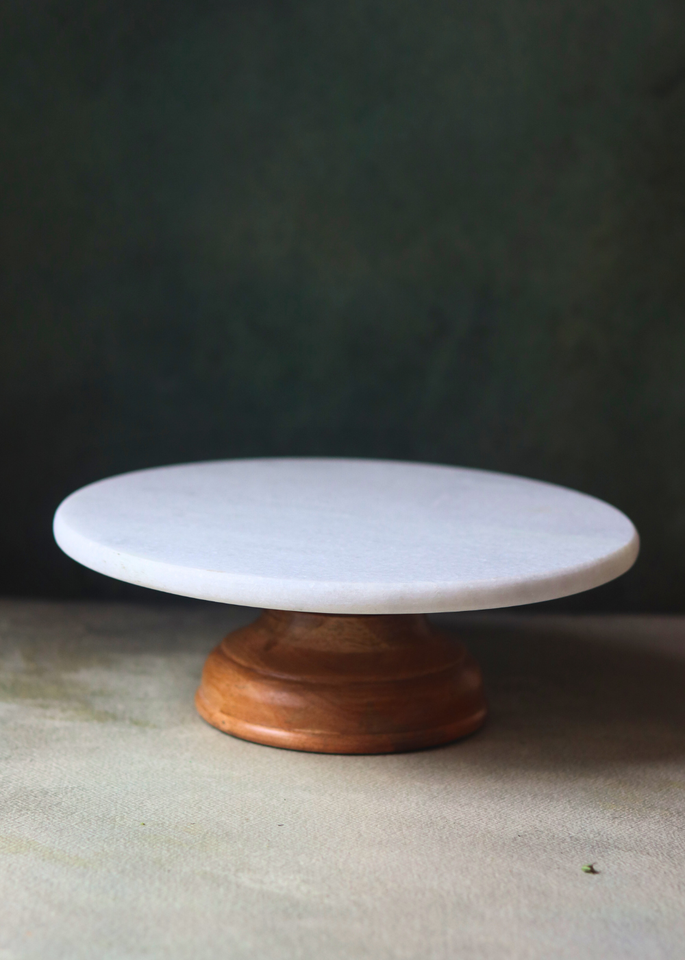 White & brown bakeware cake stand 