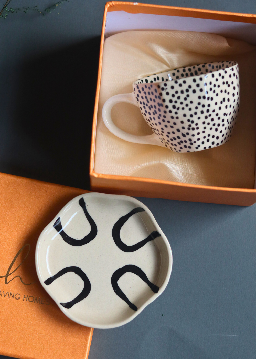 Black polka coffee mug & abstract dessert plate 