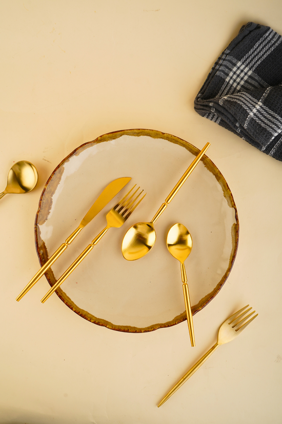 Ceramic stoneware plate with cutleries