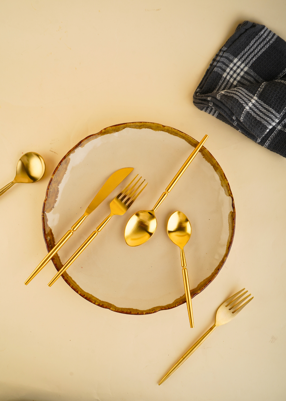Ceramic stoneware plate with cutleries