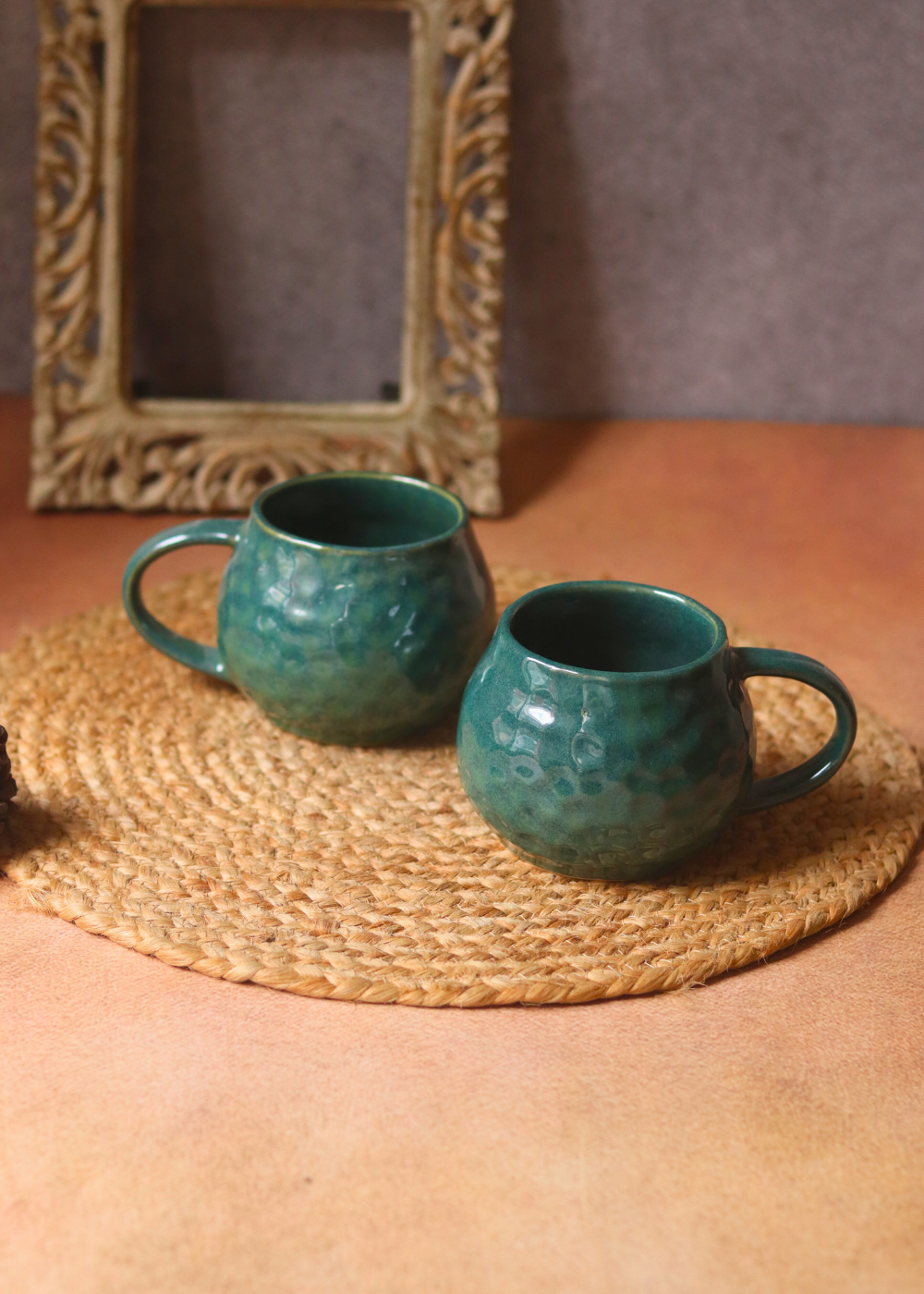 Green honeycomb mug on mat 