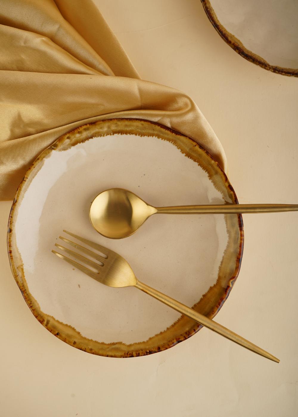 Ivory stoneware snack plate with cutleries 