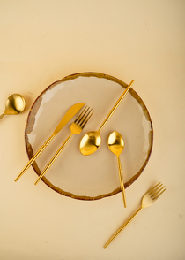 Ivory stoneware dinner plate with cutleries 