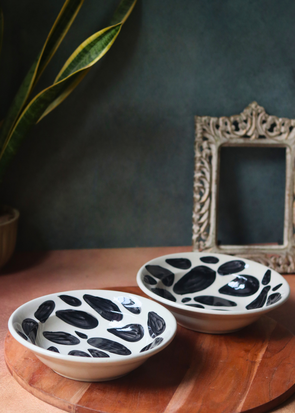 Black & white color pasta plates 