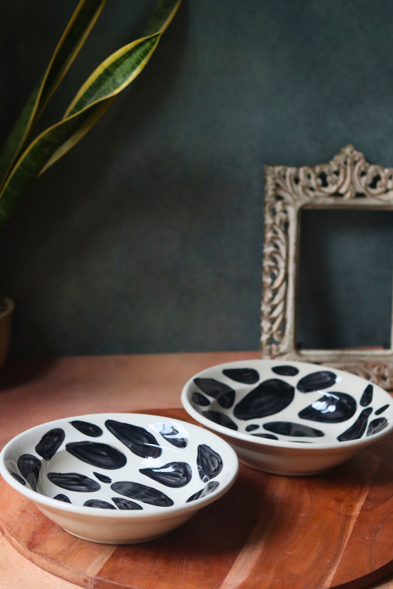 Black & white color pasta plates 