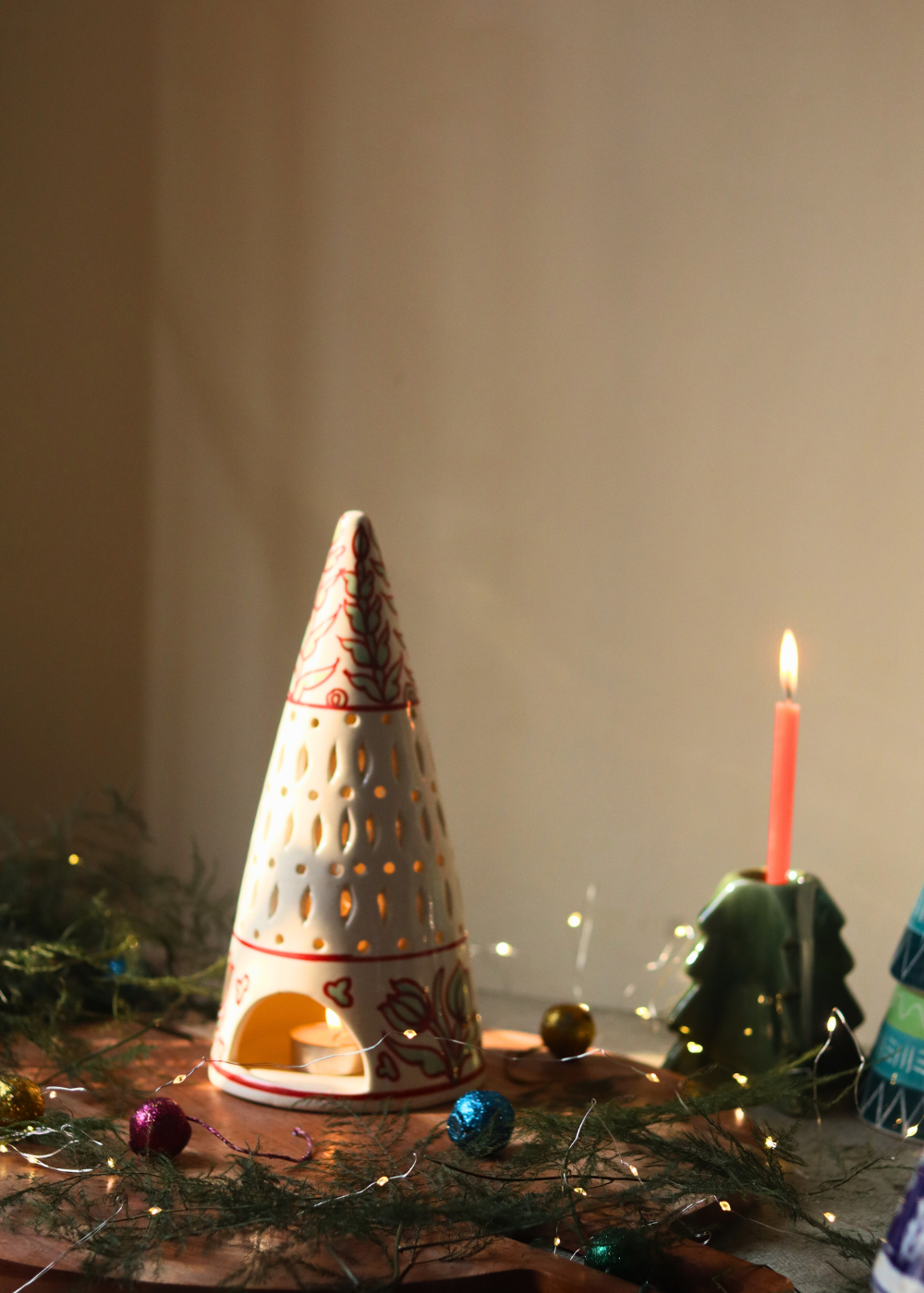 Handmade christmas tree tea light diffuser white & red 