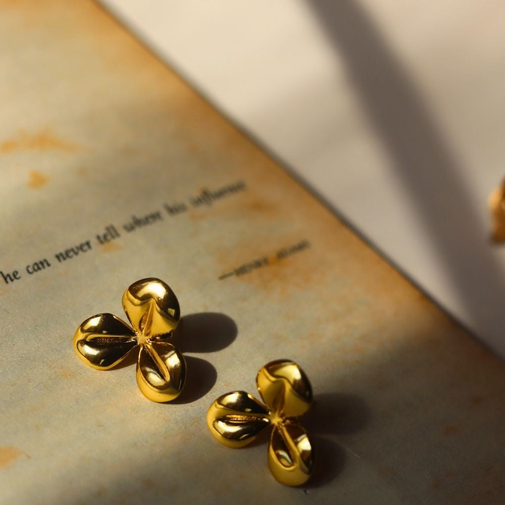Hypoallergic Minimal Flower Earring