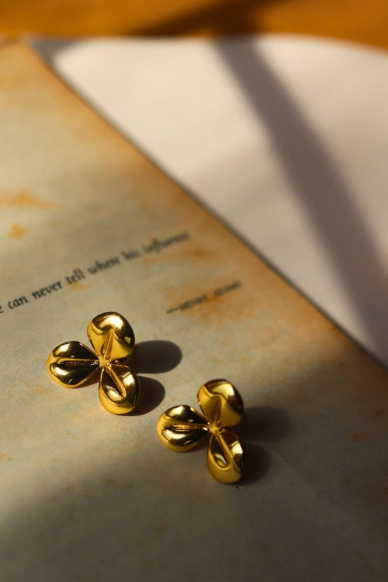 Hypoallergic Minimal Flower Earring