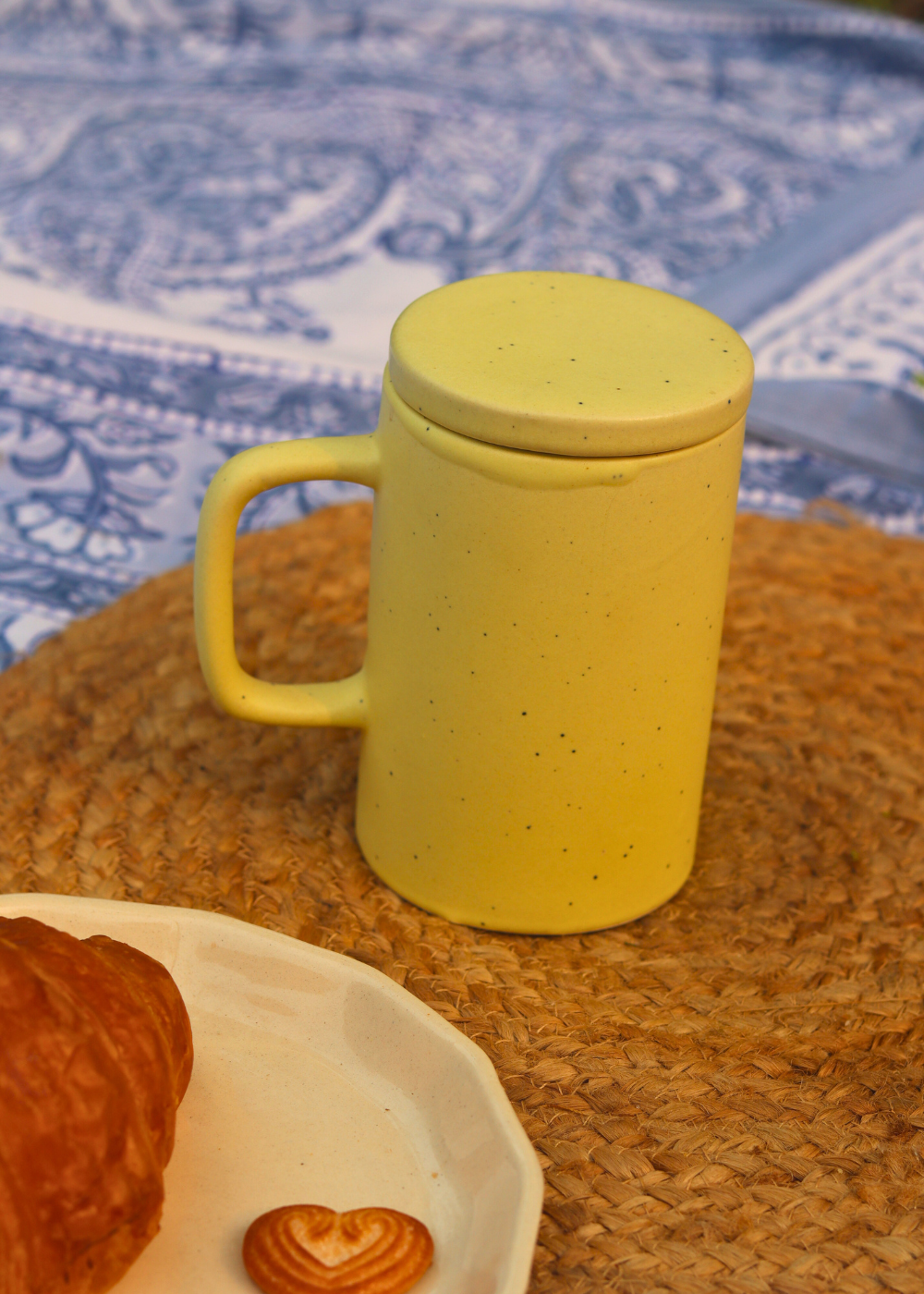 Ceramic yellow mug with lid