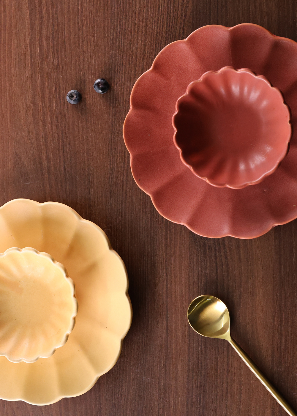 ceramic phool plates with two different colors red & yellow