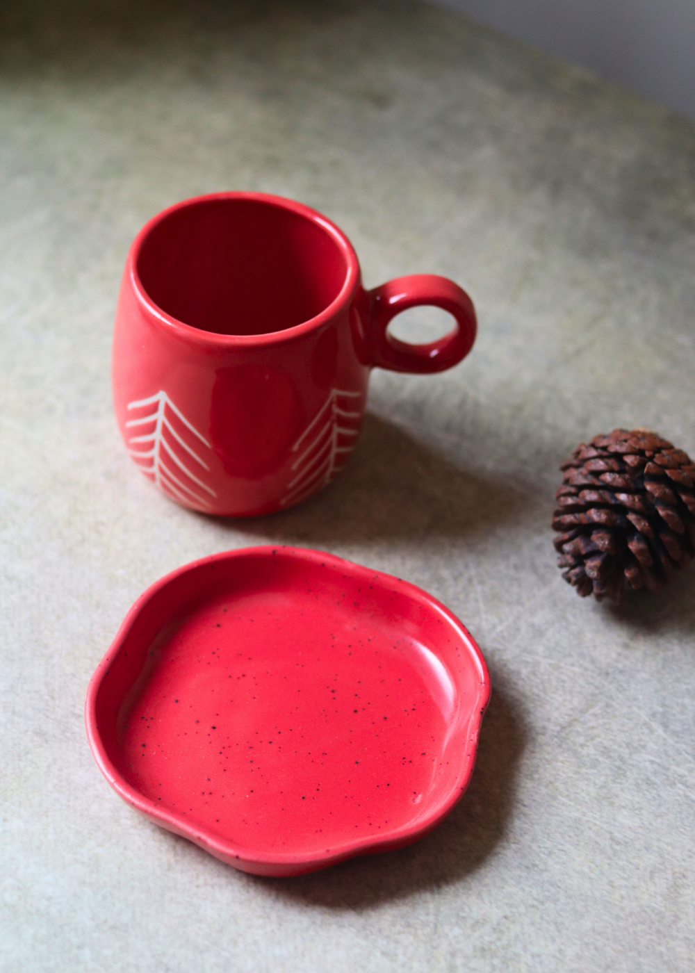 mug & dessert plate with deep red color