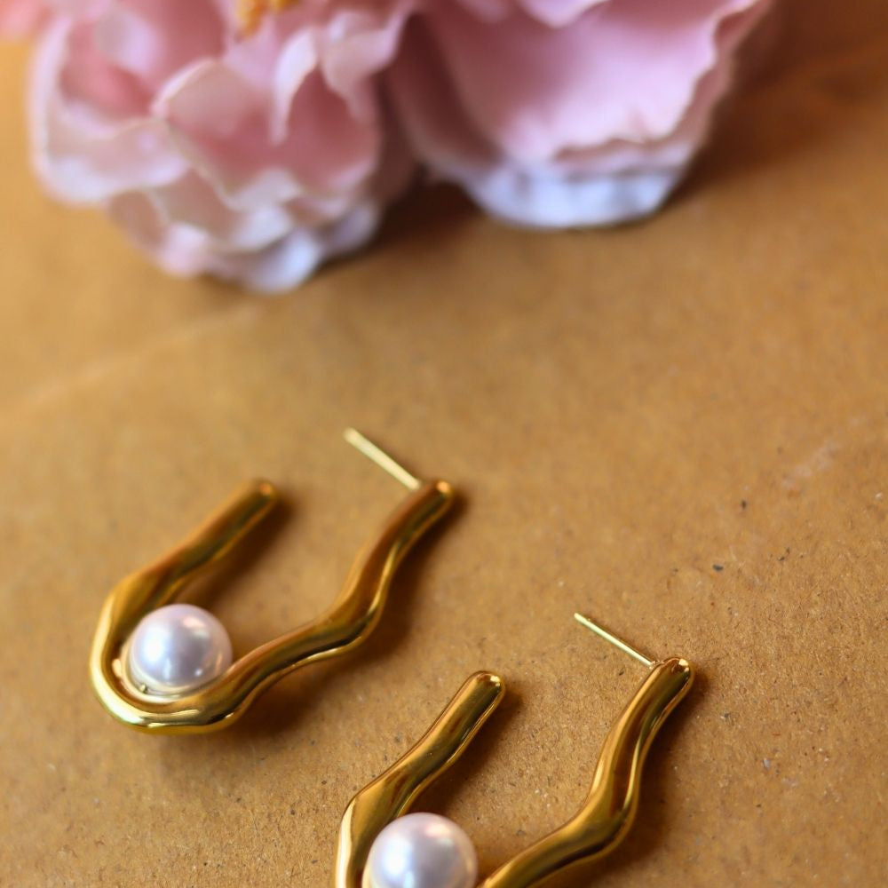 Hypoallergic Misfit pearl Earrings