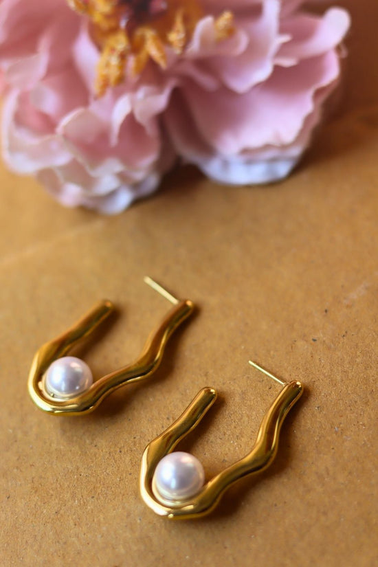 Hypoallergic Misfit pearl Earrings