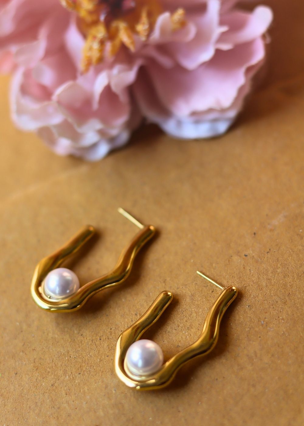 Hypoallergic Misfit pearl Earrings