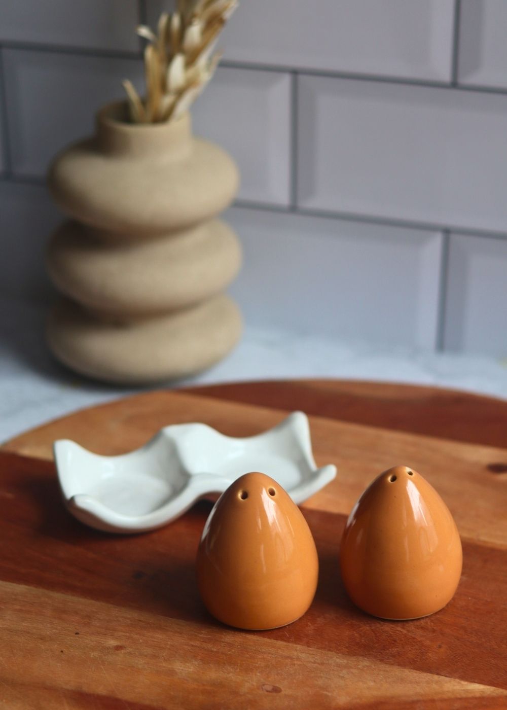 egg salt & pepper shaker made by ceramic