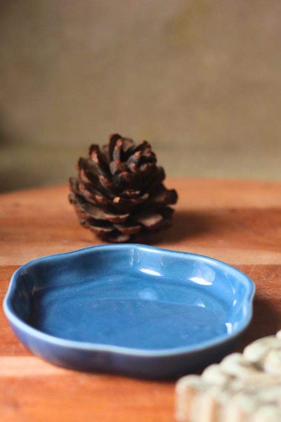 metallic blue dessert plate with blue color