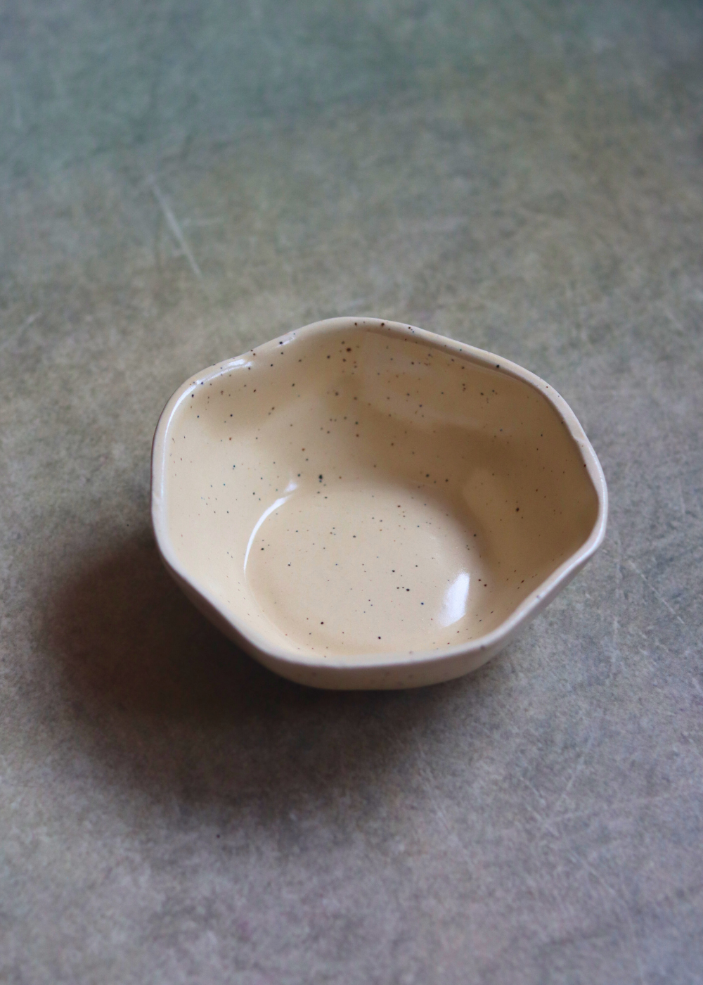Basic creamy kitchenware bowl